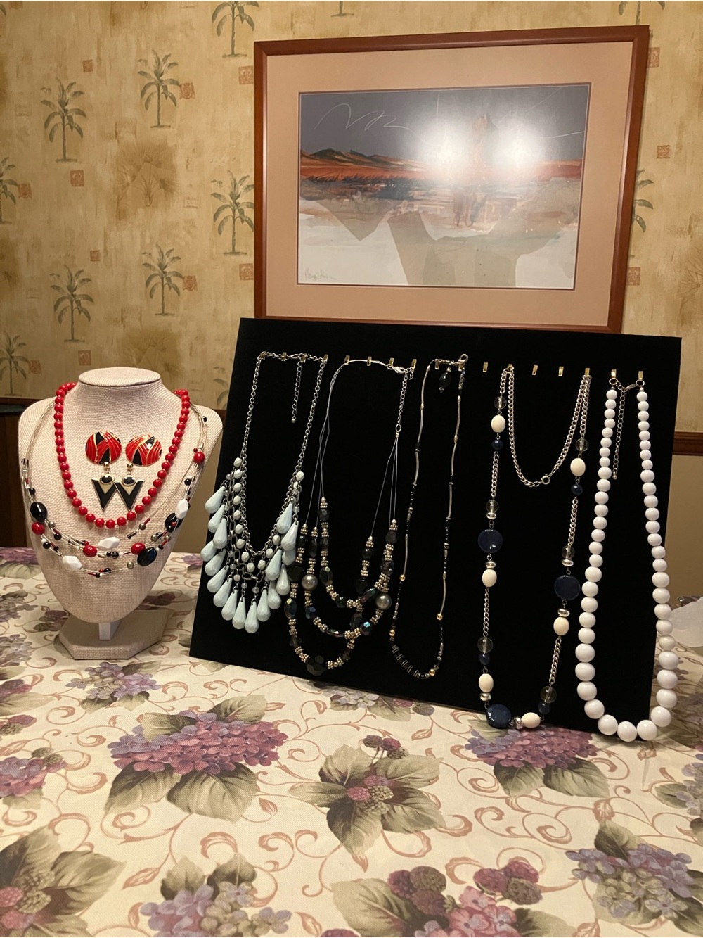 BUNDLE SALE 7 NECKLACES AND 2 PAIRS OD PIERCED EARRINGS.